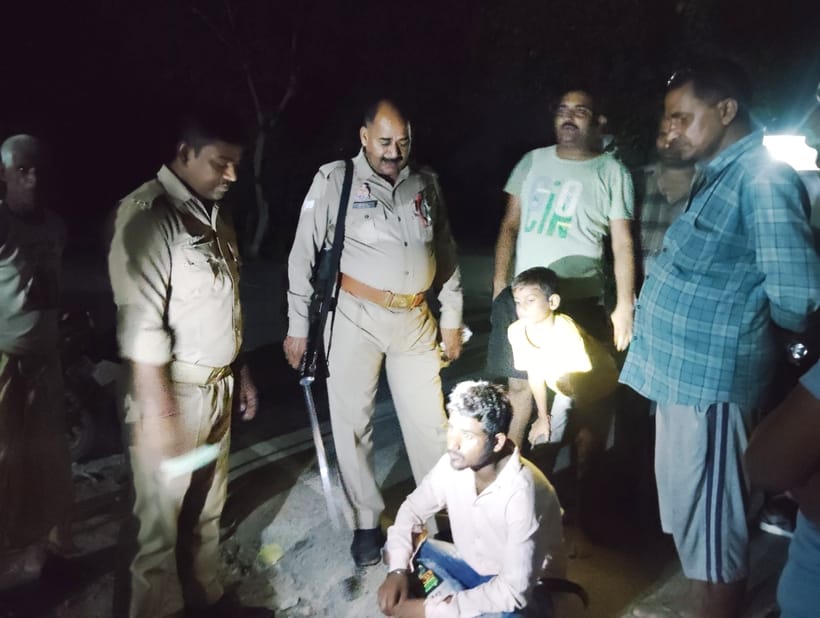 Siddharthnagar News: Villagers caught the suspect who entered the house and handed him over to the policeSiddharthnagar News: Villagers caught the suspect who entered the house and handed him over to the police