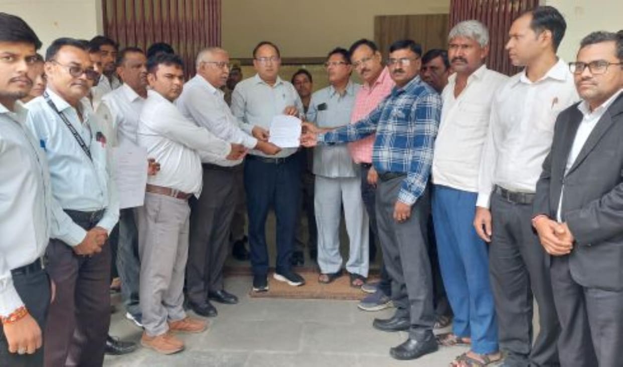 The All India Lawyers Association submitted a memorandum addressed to the President to the City Magistrate.