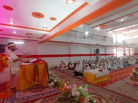 I keep offering flowers at the feet of Brahmaroop Guru: Phulsande