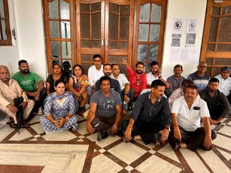 Congressmen protest against construction company