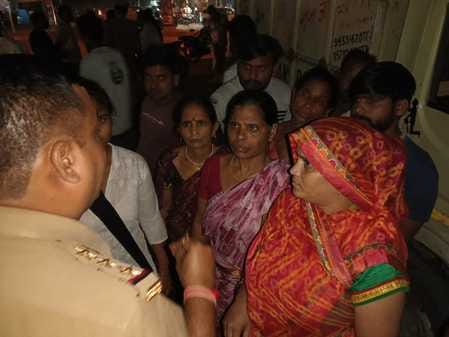 Police accused of snatching the body of a married woman her parents created ruckus in Shahjahanpur