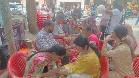 Today is a festival for married women, with the market bustling with activity