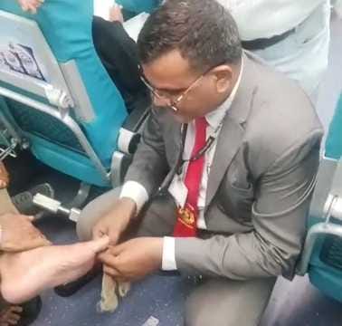 firozabad news ticket checher helped passenger