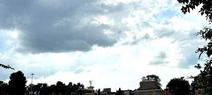 दिनभर आसमान पर बादल छाए रहे। सांकेतिक तस्वीर।