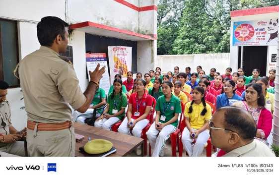 The girl students understood the working style of the police.