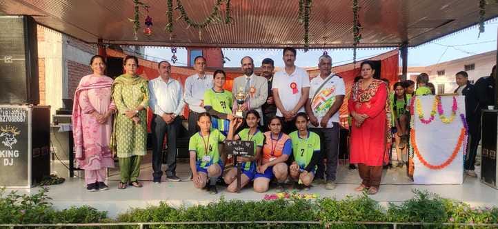 Hamirpur block became the winner in the under-19 badminton competition.