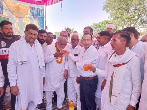 SDM gave juice to Balraj Shyokand and ended his fast.
