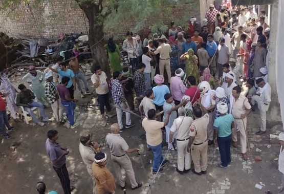 There was a fight between two parties over removing the bike, and stone pelting also took place.