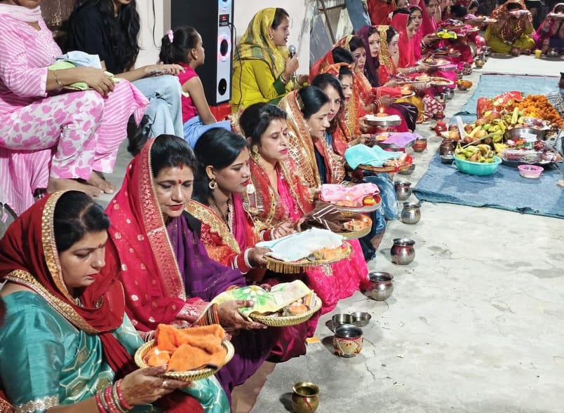 Married women looked at the moon and prayed for their husband's long life