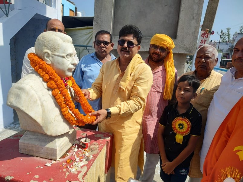 Acharya Ramchandra Shukla was in favor of making Hindi the national language