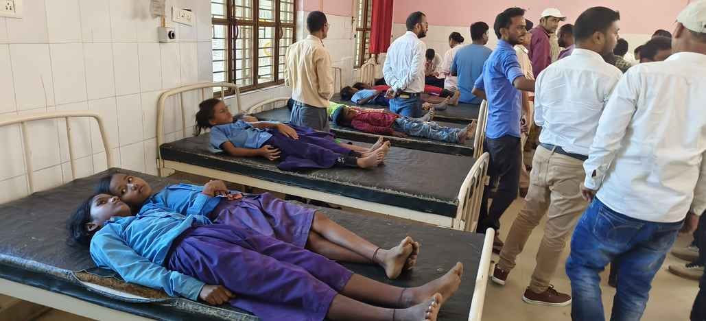 Bettiah bihar news Health of 28 students worsened after consuming MDM in bettiah today news