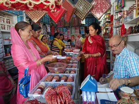 Karwa Chauth: Wearing glass bangles has become expensive, prices have risen to Rs 100-200 per dozen.