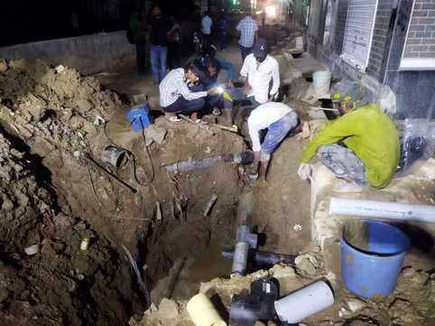 Gas pipeline breaks during digging, causing panic