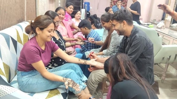 Karwa Chauth: Women spend the day getting ready, glass fabric sarees sell well