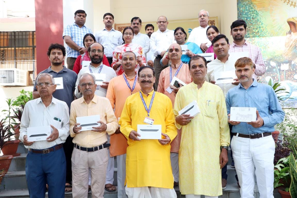 In one hand, the students received a calendar, in the other, a tablet.