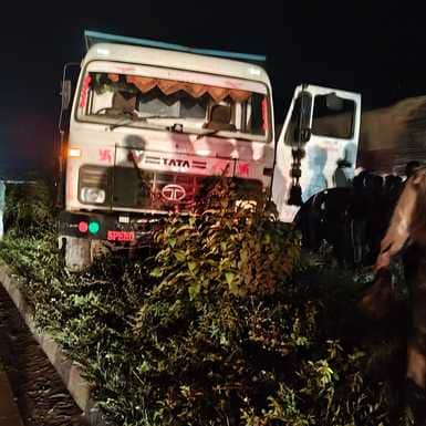 डंपर की टक्कर से बाइक सवार मां-बेटी की मौत,युवक गंभीर