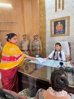 Anushka became CO and Riddhima became SO Sahaswan for a day.
