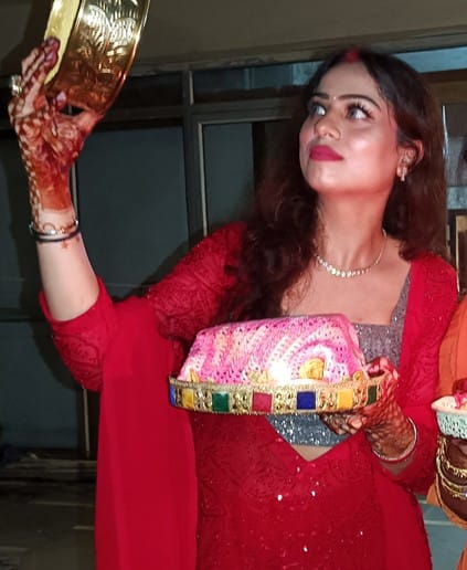 Married women prayed for the long life of their husbands by looking at the moon
