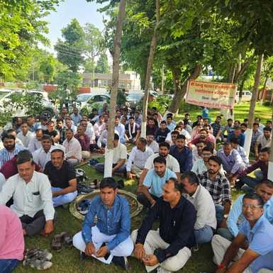 Patwaris and Kanungos staged a protest to get their pending demands implemented.