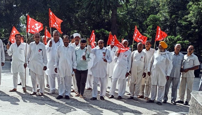 Farmers expressed anger over fertilizer black marketing.