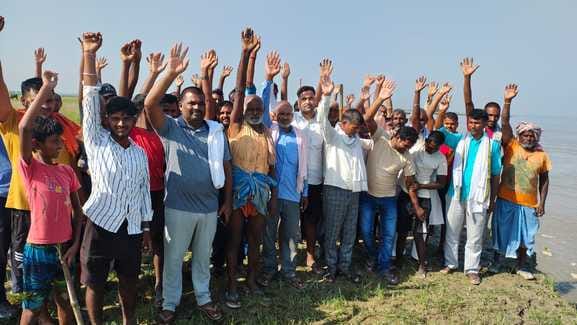 The victims of the floods demonstrated to save their villages.