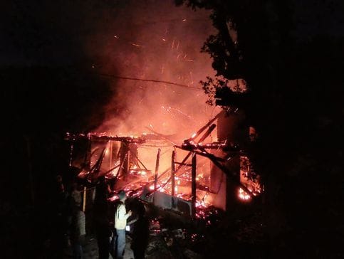 A fire broke out in a house in Gadagushaini, and the family escaped by running to save their lives.