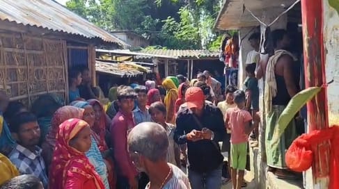 घटनास्थल पर जुटी लोगों की भीड़