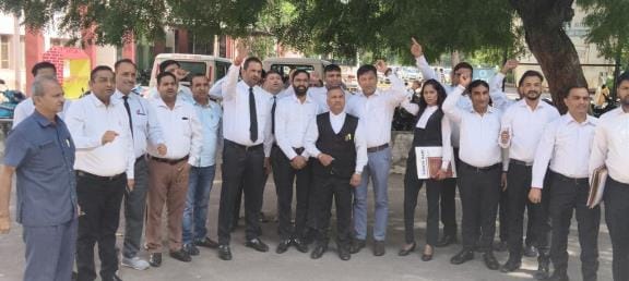Advocates suspended work in the district court and raised slogans in protest.