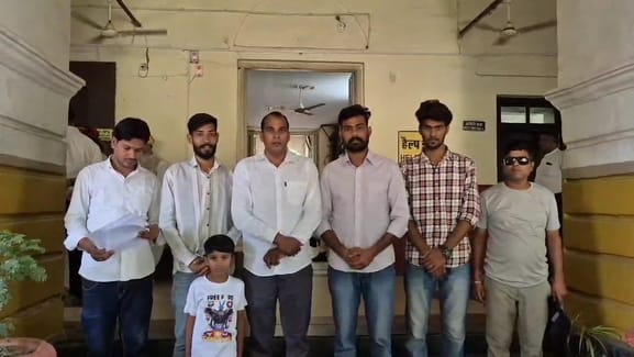 जिला कलेक्टर को सौंपा ज्ञापन