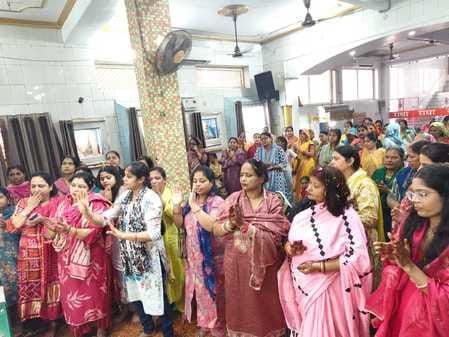 Devotees danced to the hymns of Radha-Rani.