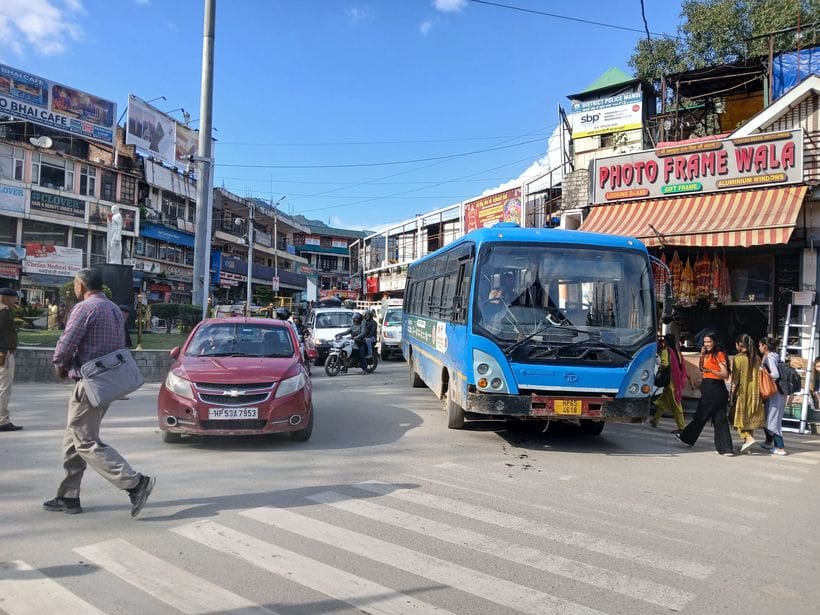 HRTC bus gasped in Seri Bazaar, causing traffic jam