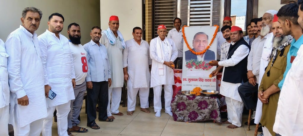SP workers celebrated the death anniversary of Mulayam Singh Yadav.
