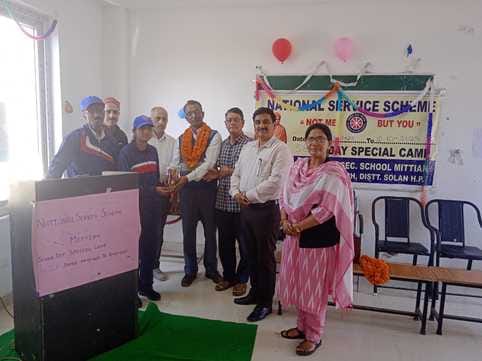 Sandeep and Kalpana Dhiman received the title of Best Volunteer