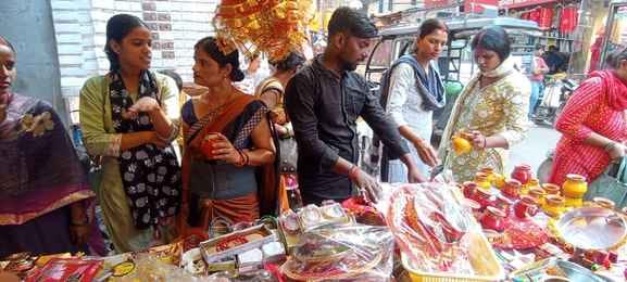 Karwa Chauth is today, women shop on the eve