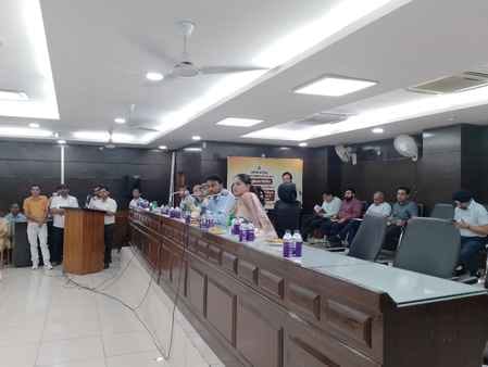 Open dumping and burning of garbage is punishable by a fine of between 5,000 and 25,000 rupees. Nominated and other councillors clash over the issue.