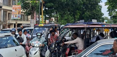Lack of parking leads to traffic jams in the city