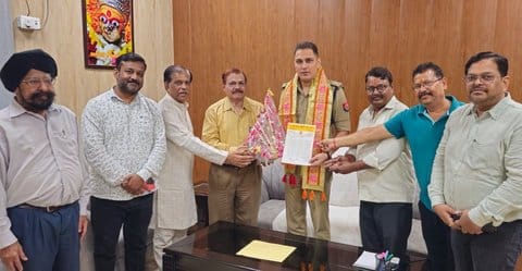 After meeting the SP, the traders handed over a congratulatory letter.