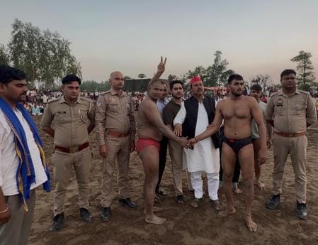 Wrestlers showed their strength in the wrestling match, Nitesh emerged victorious.