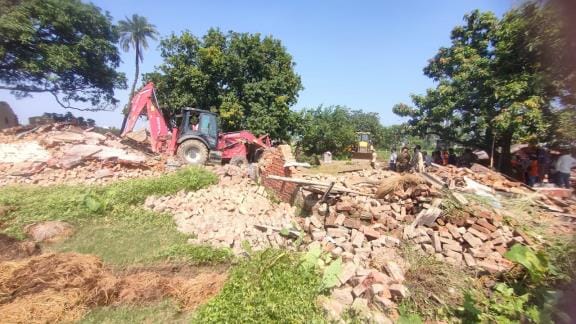 Gorakhpur News: Bulldozers run on illegal encroachments, houses and tin sheds demolished