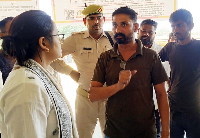 Two farmers clashed in front of the SDM in Puwaiyan Mandi over the name of brokers.