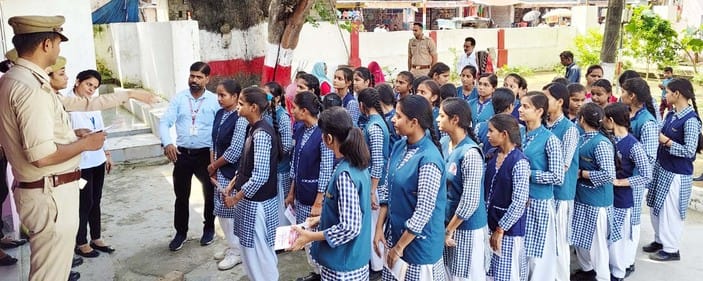 The girl students visited the Puwaiyan police station and gathered information.