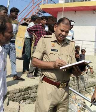 On the occasion of Karva Chauth, an elderly couple committed suicide by consuming poison on the banks of the Ganges