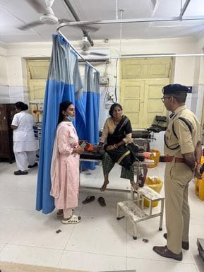सीएसपी धर्मवीर सिंह महिला से मिलने अस्पताल पहुंचे