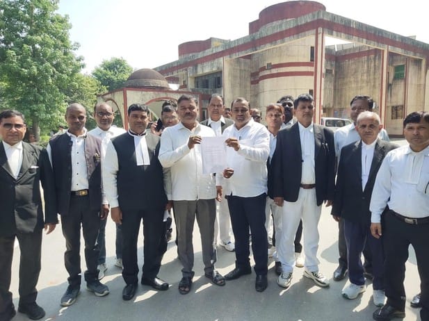 Action should be taken against the lawyer who attacked the judge, memorandum submitted