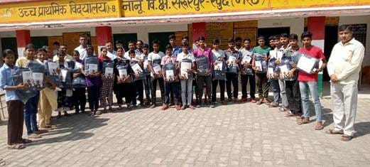 SP workers celebrated the death anniversary of Mulayam Singh Yadav.