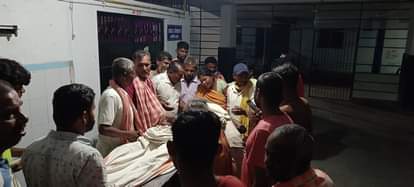 सदर अस्पताल में विलाप करते परिजन।मृतक नीरज कुमार मुखिया।घटना की जानकारी लेती सदर थाने की पु