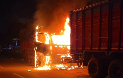 Muzaffarpur Bihar news : truck become the ball of fire which is in side of nh 28 police investigate