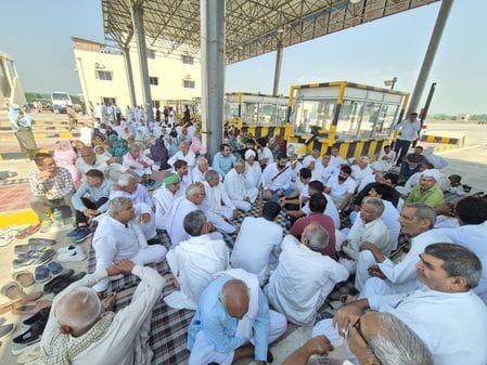 Farmer organizations staged a sit-in and made the Bhidtana toll free.