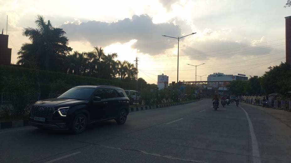 Sunshine from morning to afternoon, clouds in the evening