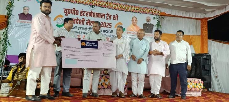 48 lakh cheques were given to four beneficiaries at the Swadeshi Mela.